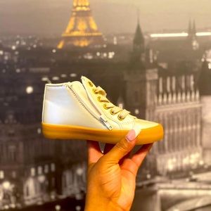 White Leather High tops w Hearts 💕